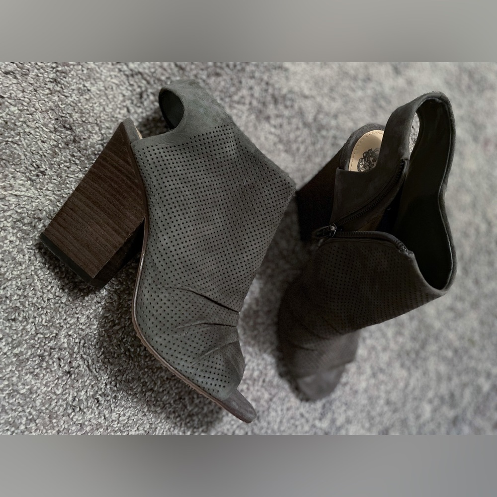 Vince Camuto Women’s Size 8 Grey Suede Booties